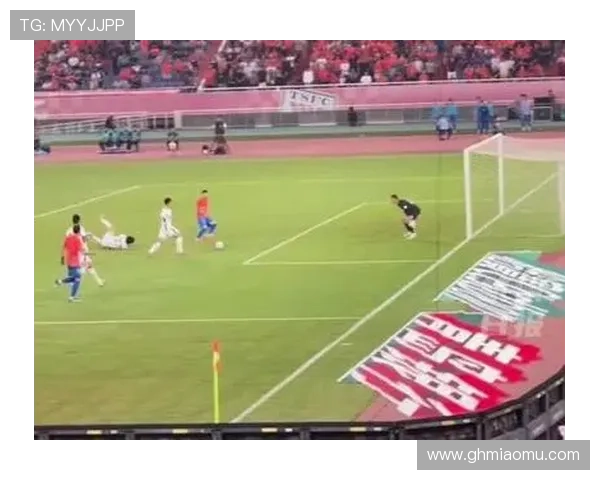 球迷围堵张玉宁签15件球衣 并辱骂张源为外地B 事件引发热议